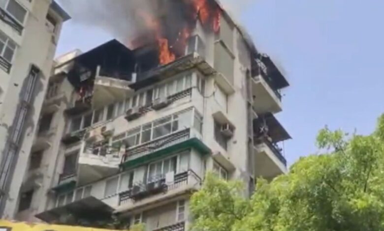 Delhi Fire News: आग की लपटों में फंसी जिंदगी – पिता और दो मासूमों की आखिरी छलांग