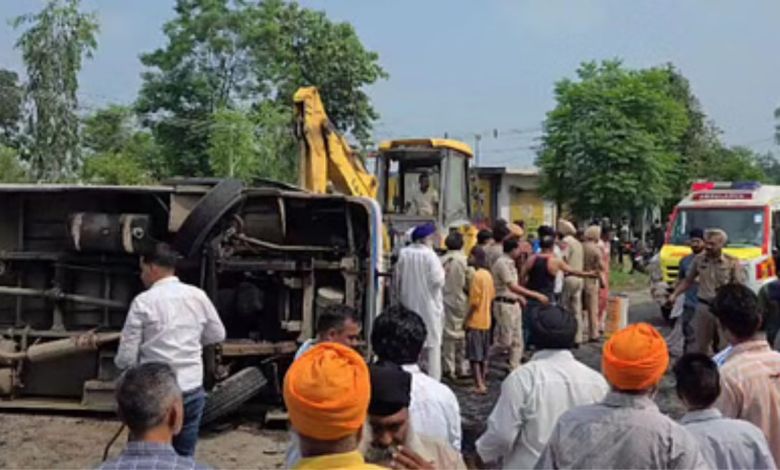 Punjab News: दसूहा की सड़क पर मौत की सवारी: पलट गई करतार बस, मच गई चीख-पुकार