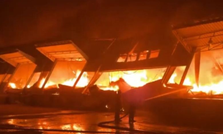 Gurugram: आधी रात को गोदामों में लगी भीषण आग! गाड़ियां और गोदाम हुए खाक