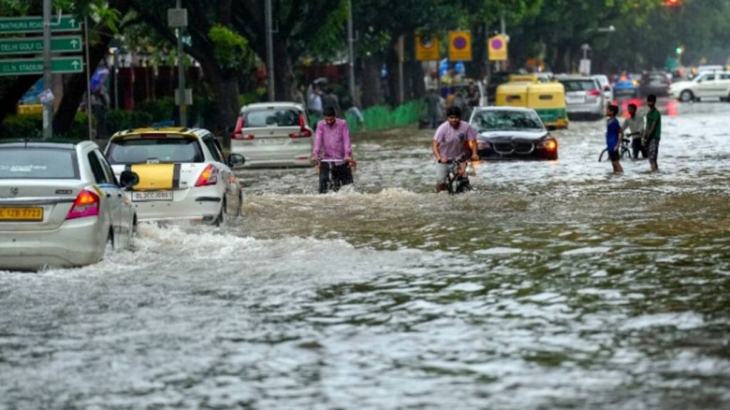 Haryana Weather: मानसूनी बारिश से देश बेहाल, कई राज्यों में बाढ़ और जलभराव, हरियाणा के आठ जिलों में येलो अलर्ट