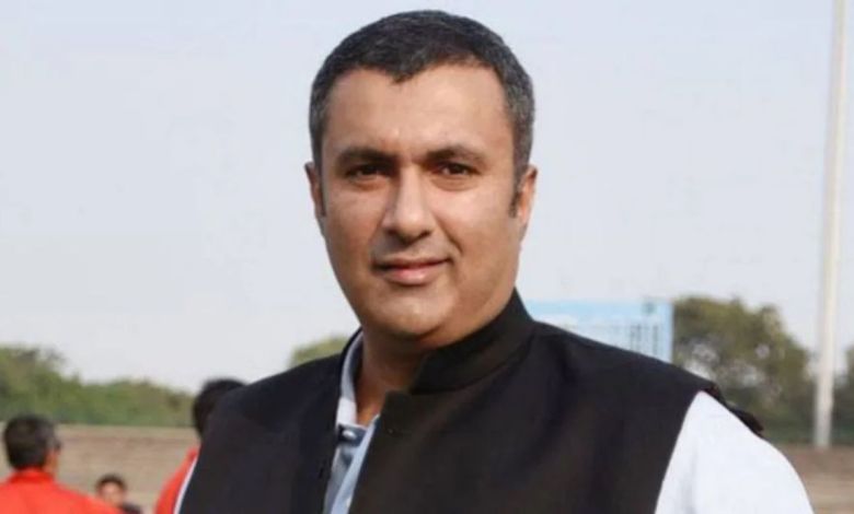 Haryana News: खाद के संकट पर अनिरुद्ध चौधरी का हमला, कहां जब सरकार फसल मोबाइल से खरीद सकती है तो खाद मोबाइल से क्यों नहीं देती?