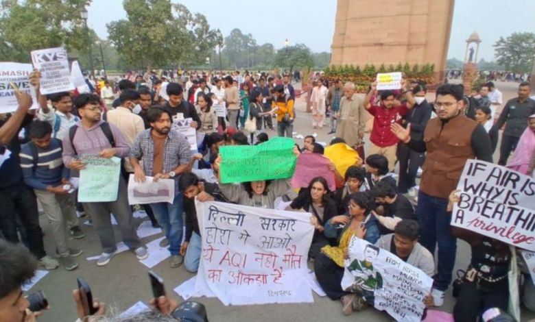 India Gate Protest: इंडिया गेट पर हिंसक प्रदर्शऩ, नक्सली कमांडर हिडमा के समर्थन में लगे नारे मिर्च स्प्रे से पुलिस में हड़कंप