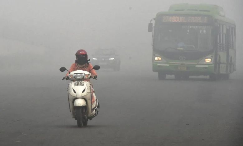 Delhi AQI: स्मॉग का कहर! सरकार ने शुरू किए इमरजेंसी एंटी-पॉल्यूशन कदम, क्या मिलेगा असर?