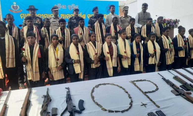 22 Maoists surrender: ओड़िशा में 22 माओवादियों ने किया आत्मसमर्पण, भारी मात्रा में हथियार और विस्फोटक जब्त