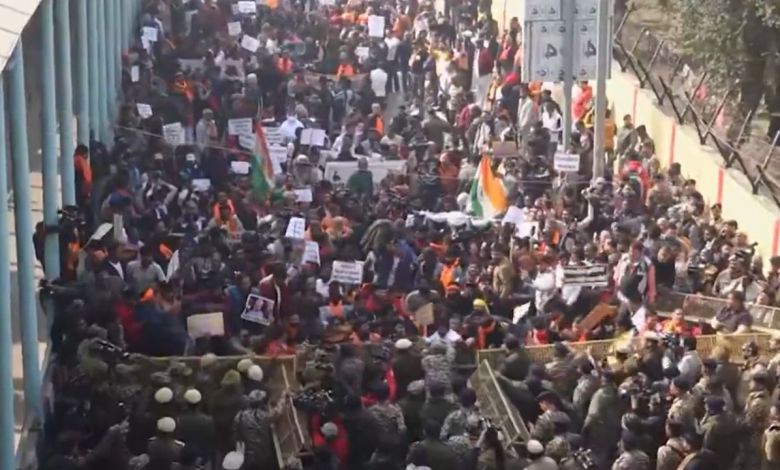 Delhi: ढाका हिंसा का असर दिल्ली तक, बांग्लादेश हाई कमीशन के बाहर बड़ा विरोध प्रदर्शन