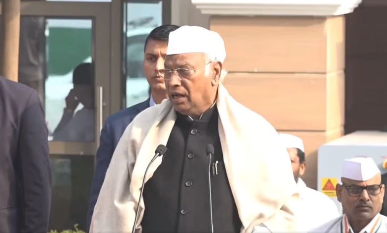 Congress Foundation Day: कांग्रेस स्थापना दिवस पर खड़गे ने उठाए संवैधानिक और लोकतांत्रिक संस्थानों की सुरक्षा के सवाल