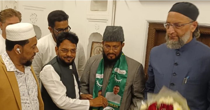 AIMIM gains strength in Jharkhand as former MLA Aqeel Akhtar joins the party.