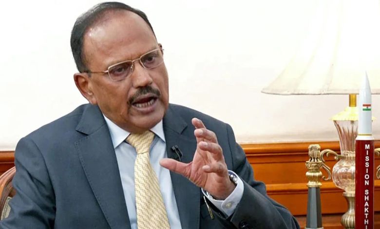 NSA Ajit Doval का बड़ा खुलासा, मोबाइल और इंटरनेट से दूरी रखकर ऐसे संभालते हैं राष्ट्रीय सुरक्षा