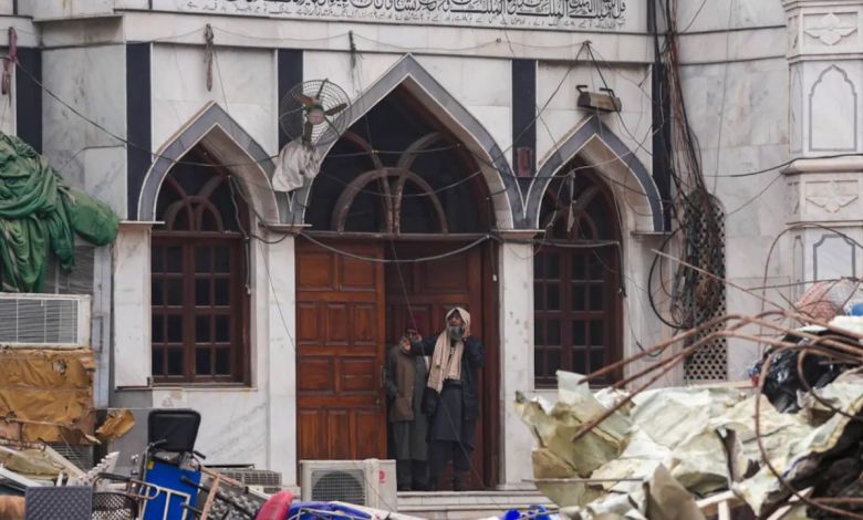 तुर्कमान गेट में पत्थरबाजी के बाद जुमे की नमाज पर सस्पेंस, पुलिस के फैसले का इंतजार