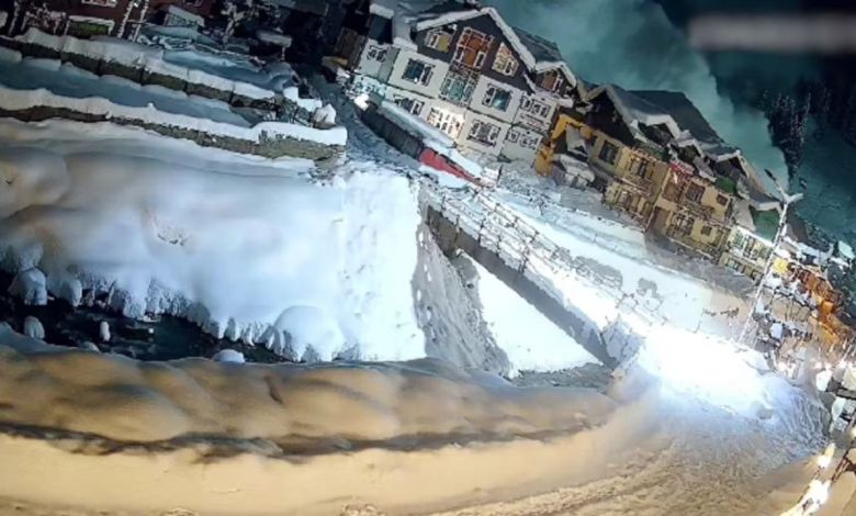 Sonamarg Avalanche: सोनमर्ग में भीषण हिमस्खलन, CCTV में दिखा बर्फ का सैलाब, बाल बाल टला बड़ा हादसा