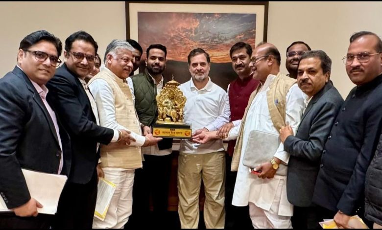 वैश्य समाज के व्यापारी नेताओं ने राहुल गांधी से की अहम मुलाकात, बड़े राजनीतिक संकेत