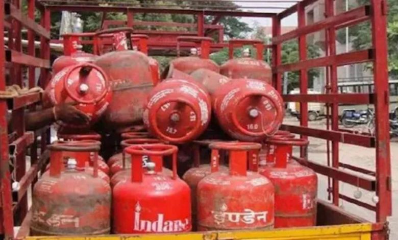LPG Cylinder Price Hike: घरेलू सिलेंडर सस्ता ही रहा, कमर्शियल LPG के दाम बढ़ाकर सरकार का फैसला