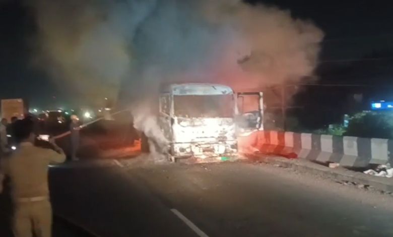 कानपुर जाजमऊ फ्लाईओवर पर मौरंग से लदा ट्रक आग की चपेट में, 100 मीटर तक दौड़ा