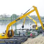 दिल्ली में नजफगढ़ ड्रेन की सफाई के लिए उतरीं अत्याधुनिक उभयचर मशीनें