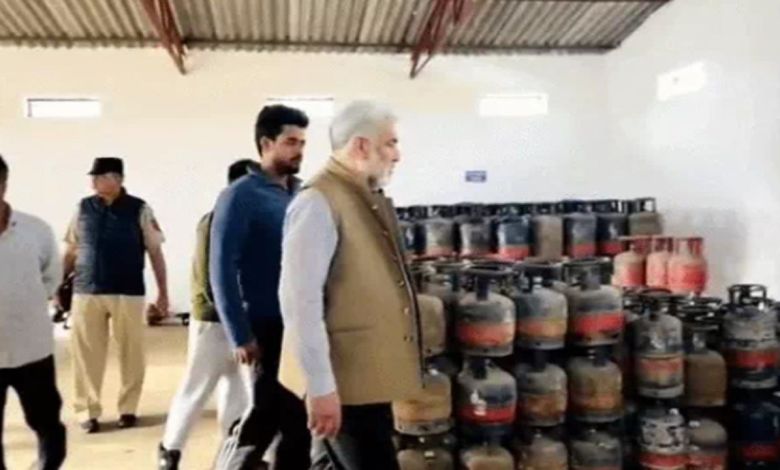 जनता की चीख पुकार सुन मंत्री ने लिया बड़ा फैसला, गैस एजेंसी की लापरवाही उजागर, मौके पर खोला बंद गोदाम का राज