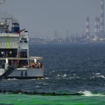 दुबई में ऑयल टैंकर पर ड्रोन हमला: तेल रिसाव से पर्यावरण और स्वास्थ्य पर मंडरा रहा खतरा