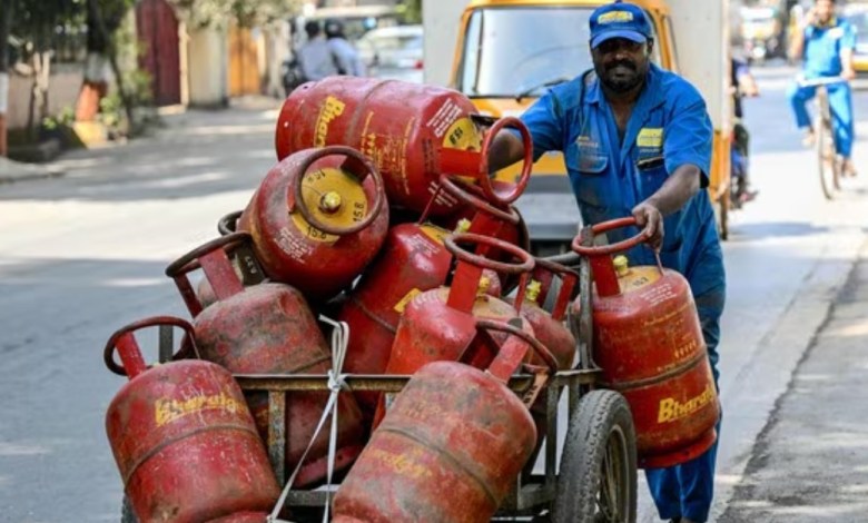 LPG सप्लाई पर सरकार का बड़ा बयान, बढ़ी ऑनलाइन बुकिंग लेकिन स्थिति नियंत्रण में