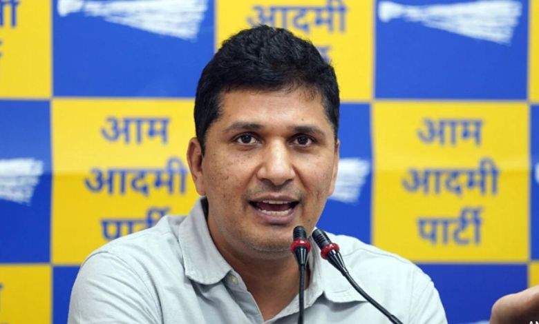 क्या राघव चड्ढा ने बदली राजनीतिक दिशा, सौरभ भारद्वाज के आरोपों से मचा हड़कंप