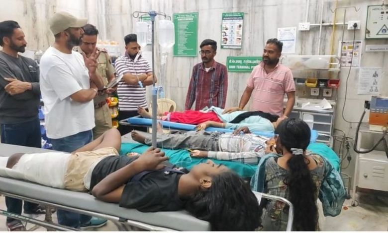 फतेहगढ़ साहिब में बस पलटी बिजली खंभे से टकराकर मची अफरा तफरी