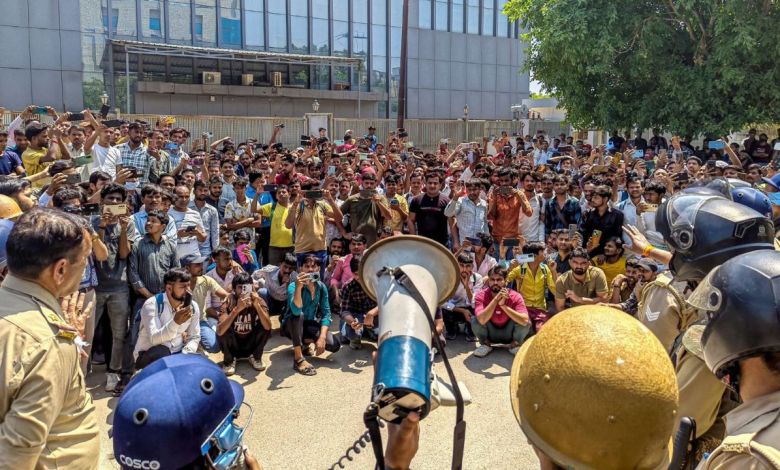 नोएडा की फैक्ट्रियों में मजदूरों की बदहाली उजागर वेतन और शोषण की दर्दनाक कहानी