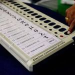 बंगाल चुनाव में विवाद EVM बटन ढकने के आरोप से मचा सियासी तूफान