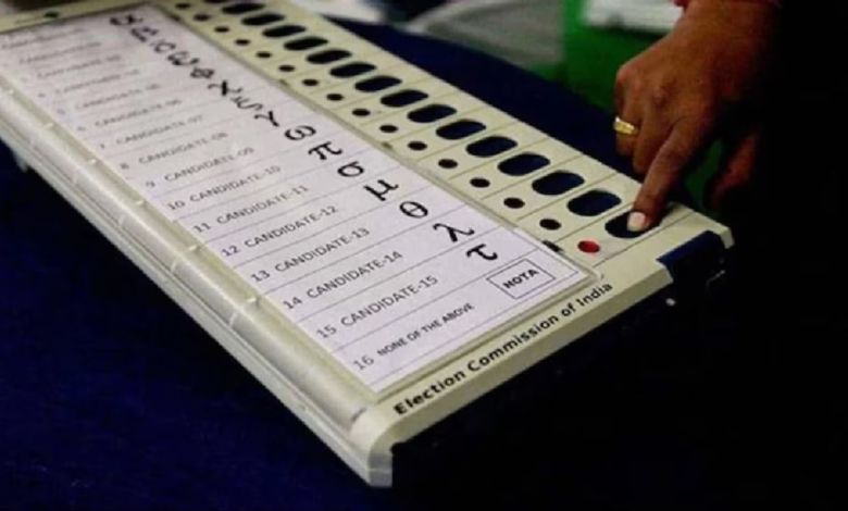 बंगाल चुनाव में विवाद EVM बटन ढकने के आरोप से मचा सियासी तूफान
