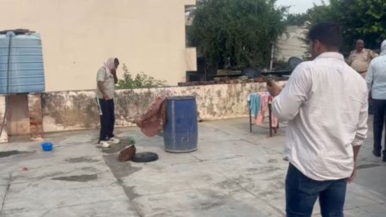 Crime News: एक बार फिर महिला ने पति की हत्या कर शव को नीले ड्रम में डाला, महिला अपने बच्चों के साथ फरार
