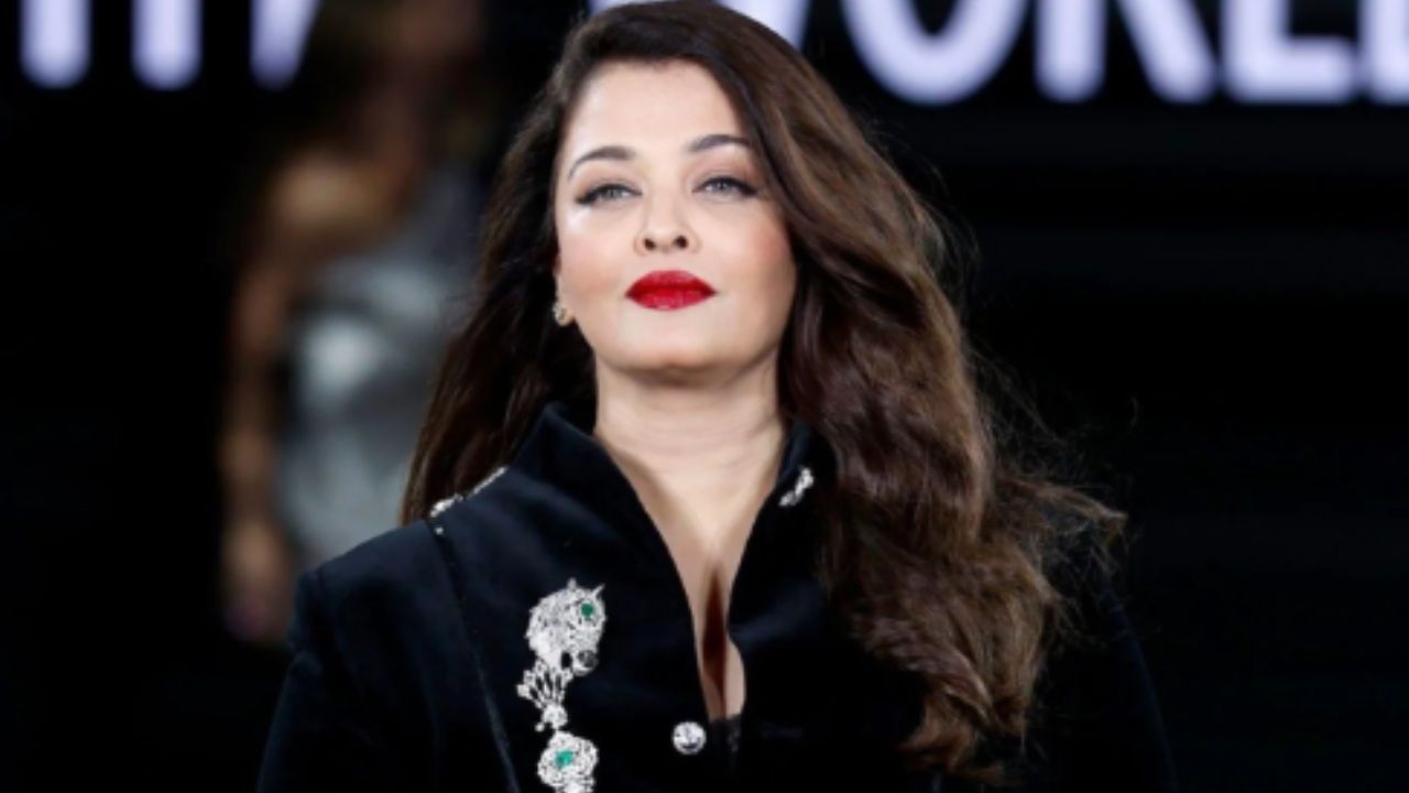 Aishwarya Rai की रैंप वॉक ने मचाया तहलका, हॉलीवुड सितारों के बीच चमकी उनकी स्टाइल और आत्मविश्वास की चमक