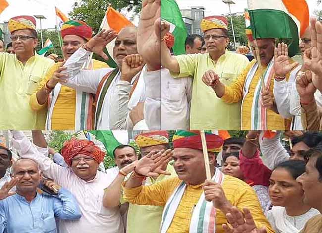 Viral Video: फोटो फ्रेम में आड़े पर नेताओं का एक दूसरें को धकेलने का वीडियो वायरल,देखे पूरी विडियो