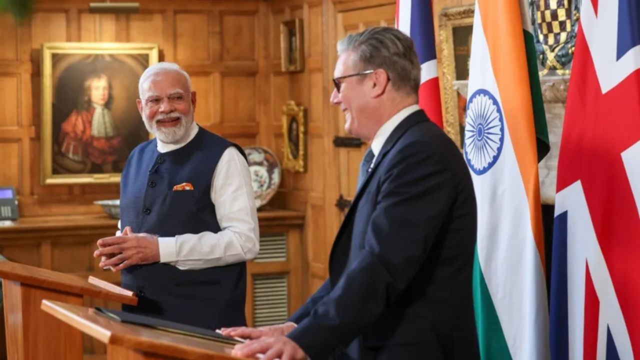 India-UK Relation: भारत-यूके की प्रेस कॉन्फ्रेंस में दिखा दिलों का जुड़ाव! मोदी ने मुस्कराकर कहा – कोई बात नहीं, अंग्रेजी भी चलेगी!