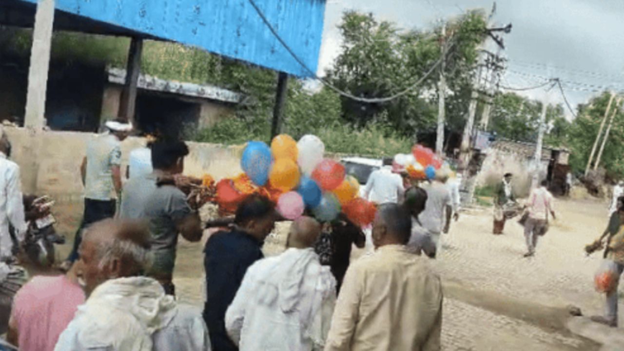 Haryana: पत्नी की मौत का सदमा सह न सके पति, कुर्सी पर बैठे-बैठे छोड़ी दुनिया, दिल दहला देने वाला मंज़र