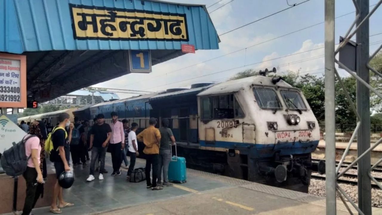 Haryana News: महेंद्रगढ़ की रेल सुविधाएं दस साल से ठप! रेल मंत्री को पत्र लिखा, खुला सांसद की चुप्पी का राज