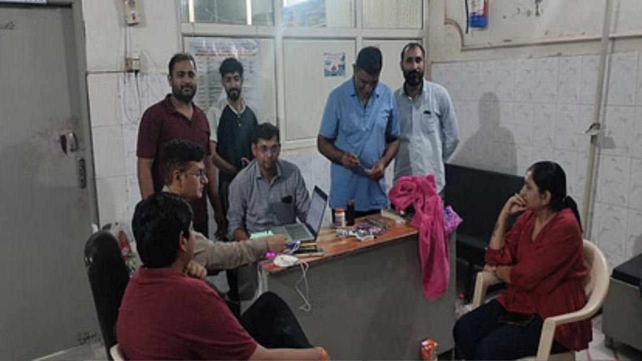 Haryana News: झज्जर में लिंग जांच गिरोह का भंडाफोड़, मां और बेटा गिरफ्तार