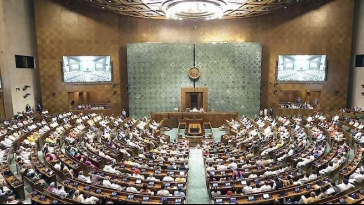 Parliament Monsoon Session: संसद परिसर में बिहार वोटर वेरिफिकेशन को लेकर विपक्ष का प्रदर्शन! गांधी से मकर द्वार तक उठा सवाल