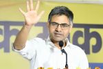 दिल्ली पुलिस पहुंची आवास पर, संदीप पाठक सूटकेस लेकर भागते नजर आए