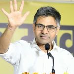 दिल्ली पुलिस पहुंची आवास पर, संदीप पाठक सूटकेस लेकर भागते नजर आए