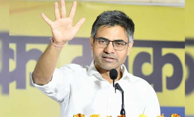दिल्ली पुलिस पहुंची आवास पर, संदीप पाठक सूटकेस लेकर भागते नजर आए
