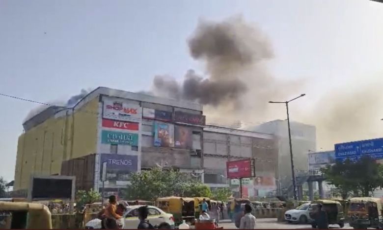 पैसिफिक मॉल में फायर ब्रिगेड की 10 गाड़ियां मौके पर, एक घंटे की मशक्कत के बाद आग काबू