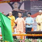 पेट्रोल-डीजल फ्री यूपी की ओर बढ़ा कदम, सीएम योगी ने 45 इलेक्ट्रिक और 3 हाइड्रोजन बसों को दिखाई हरी झंडी