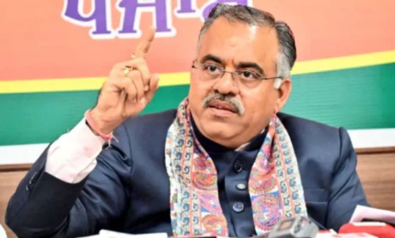 संसद की चौखट पर झुके तरुण चुग, राज्यसभा की शपथ से पहले दिखाया सम्मान का भाव