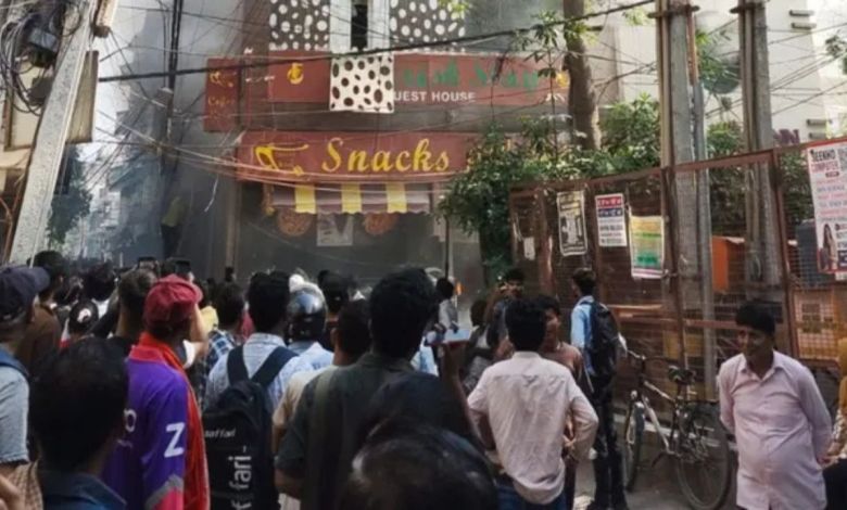 दिल्ली के मालवीय नगर में भीषण आग से हाहाकार, रेस्टोरेंट हादसे में दर्जनों की जान गई